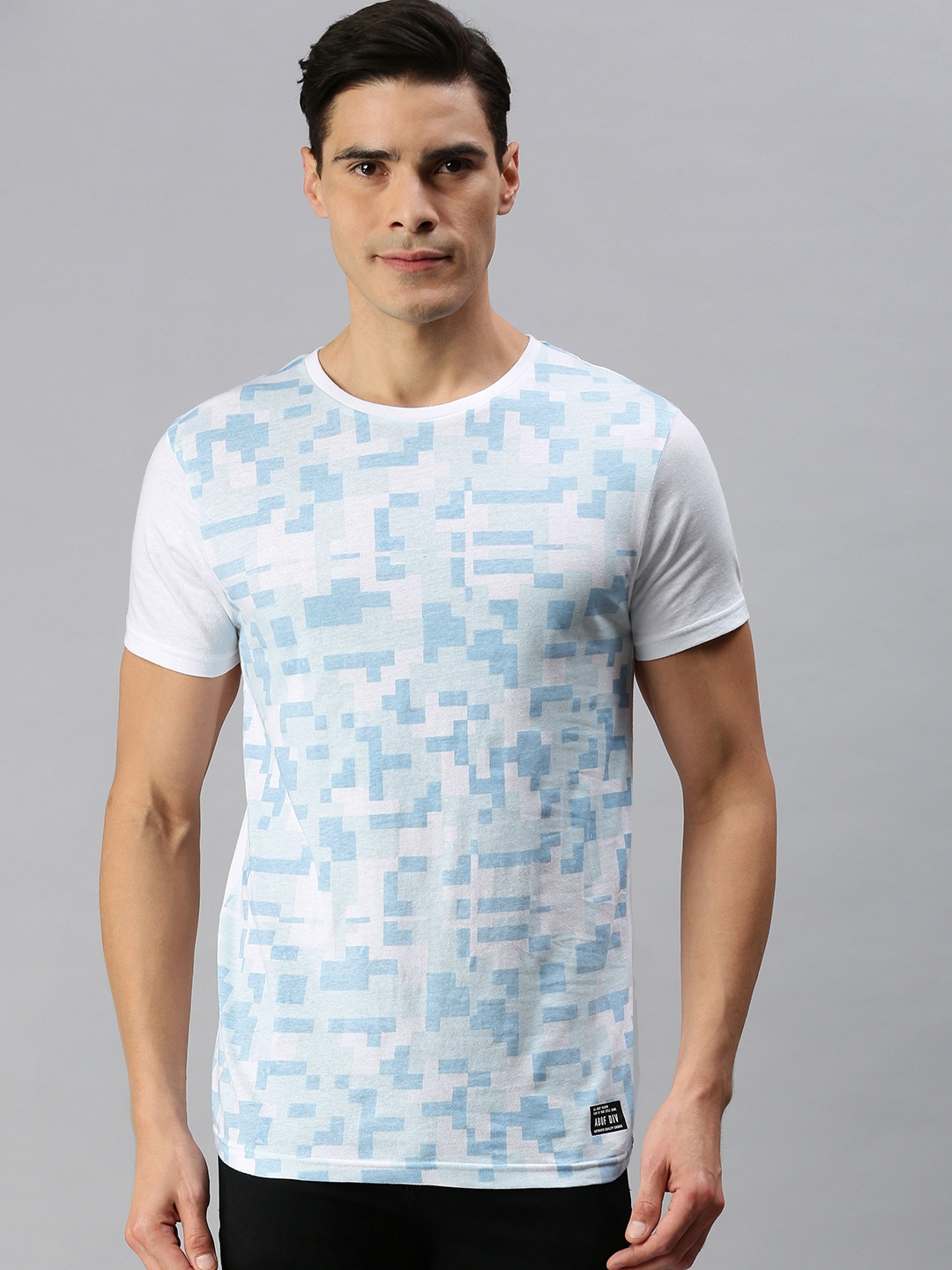 

abof Men White & Blue Geometric Printed Pure Cotton Casual T-shirt