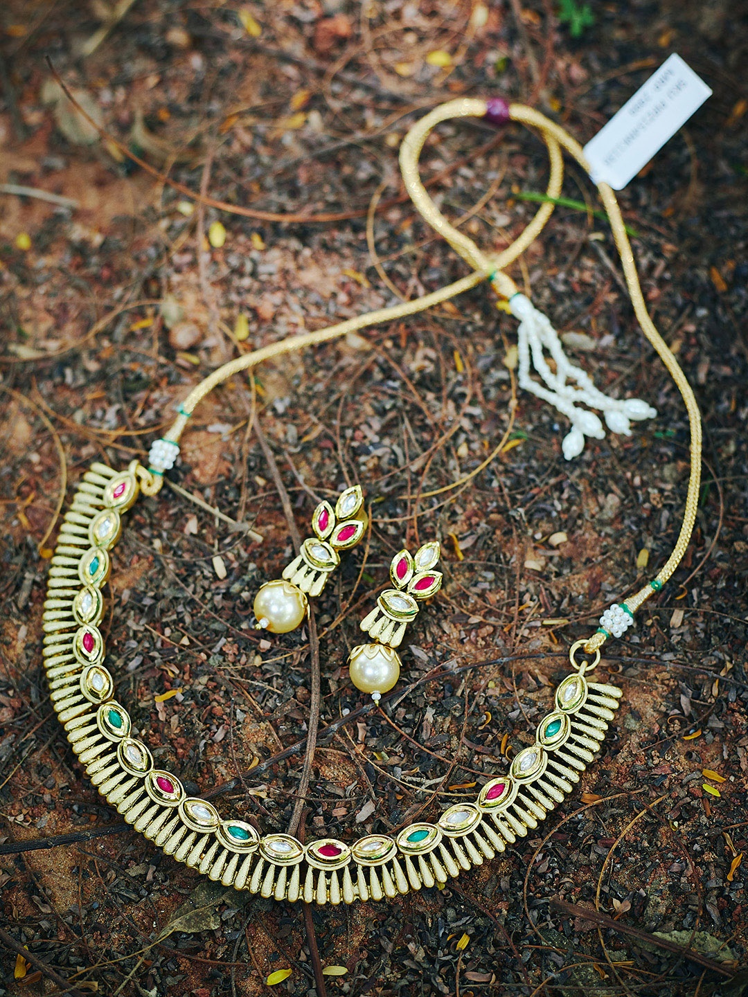 

PANASH Gold-Plated Red & Green Kundan-Studded & White Beaded Handcrafted Jewellery Set