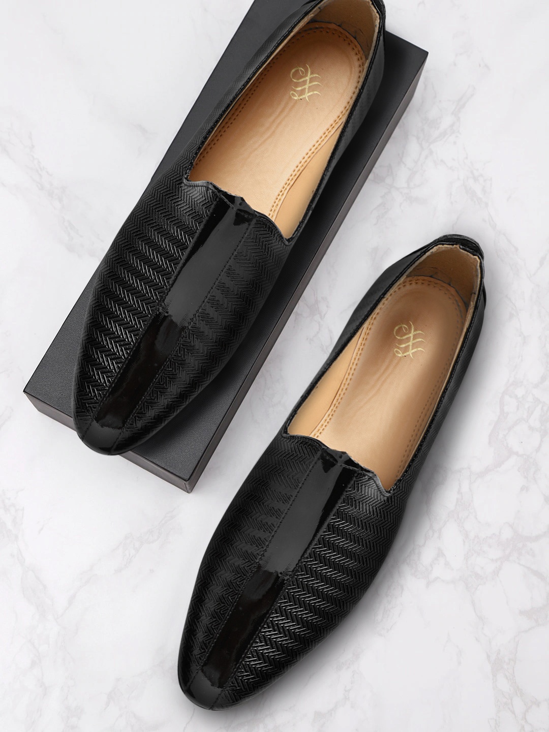 

House of Pataudi Men Black Textured & Glossy Finish Handcrafted Leather Mojaris