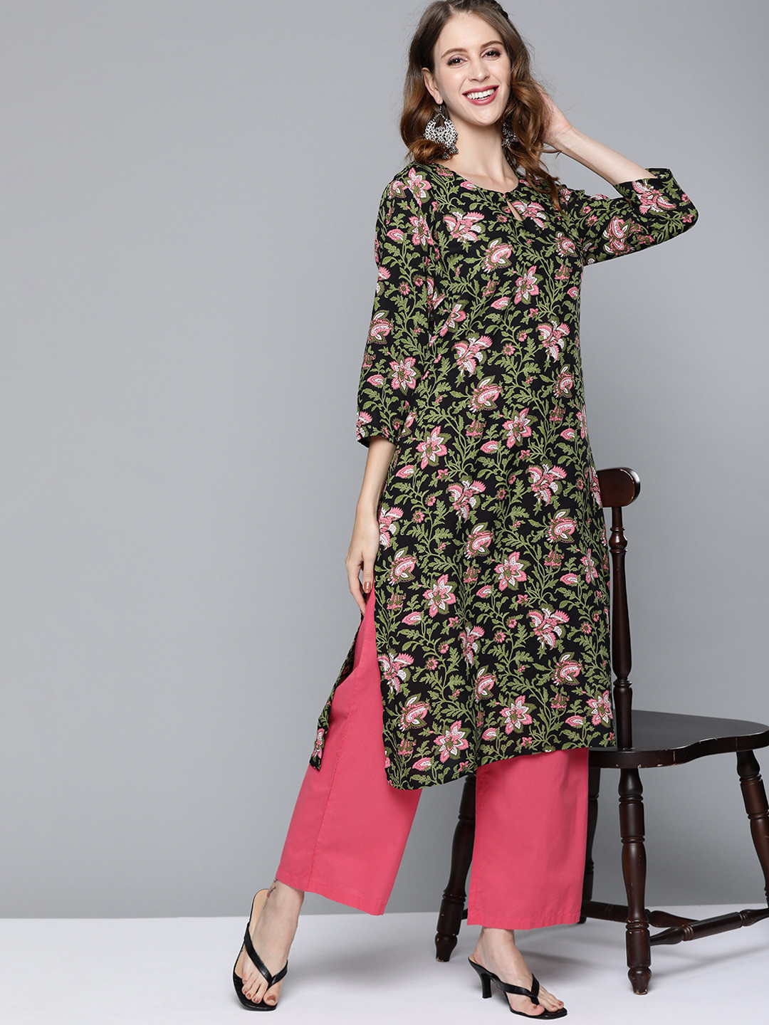 

HERE&NOW Women Black & Pink Ethnic Motifs Printed Keyhole Neck Straight Kurta