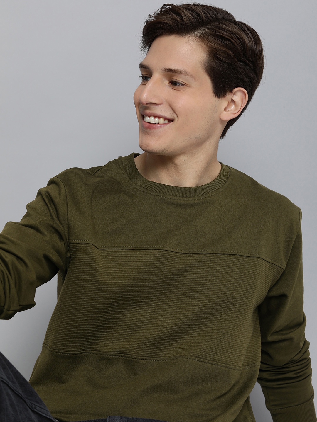 

Mast & Harbour Men Olive Green Solid Pullover Sweatshirt