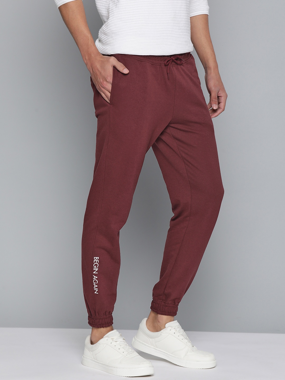 

Mast & Harbour Men Maroon Solid Joggers