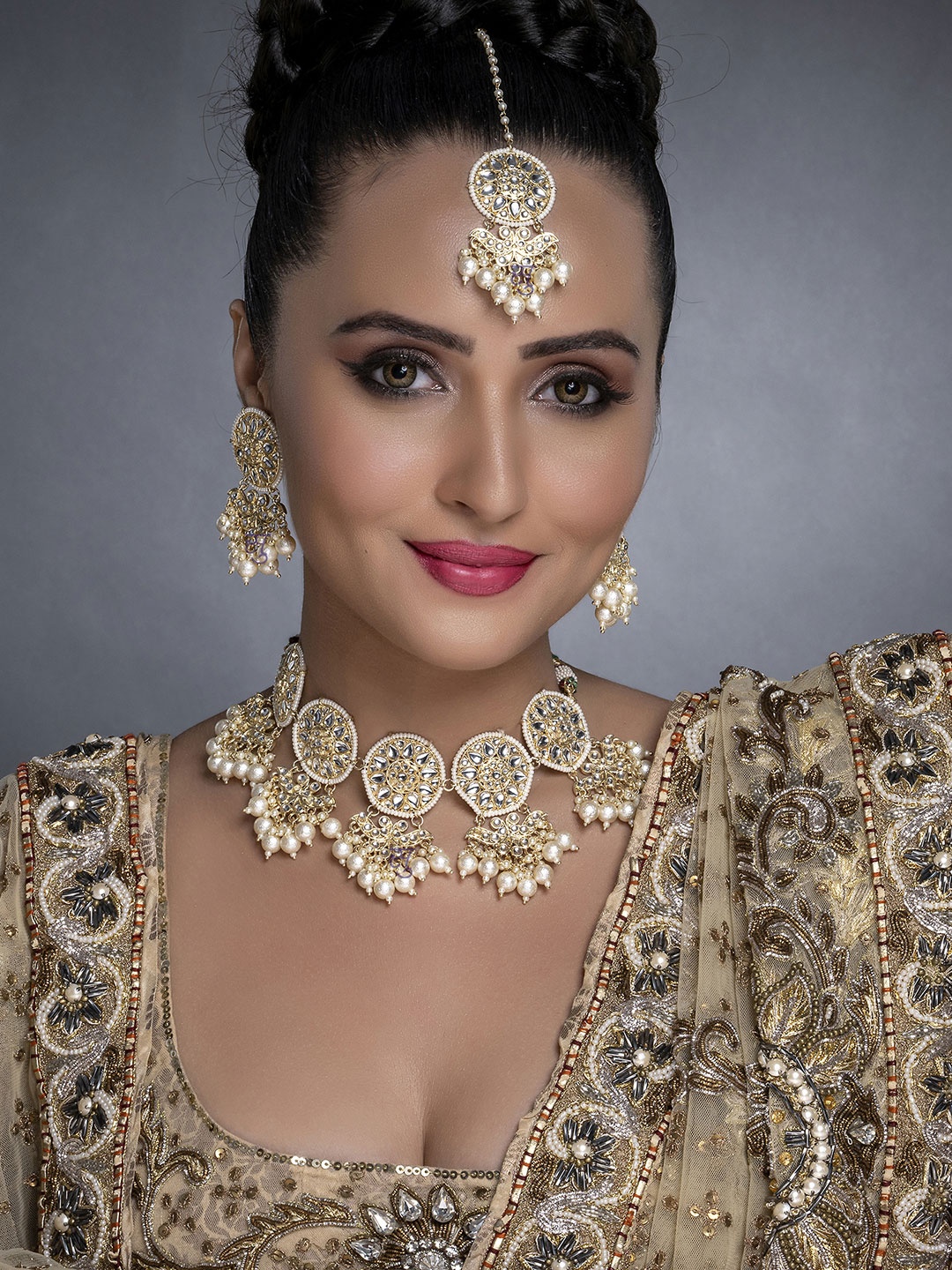 

Sukkhi Gold-Plated & White Marquise Kundan Studded Pearl Beaded Choker Jewellery Set