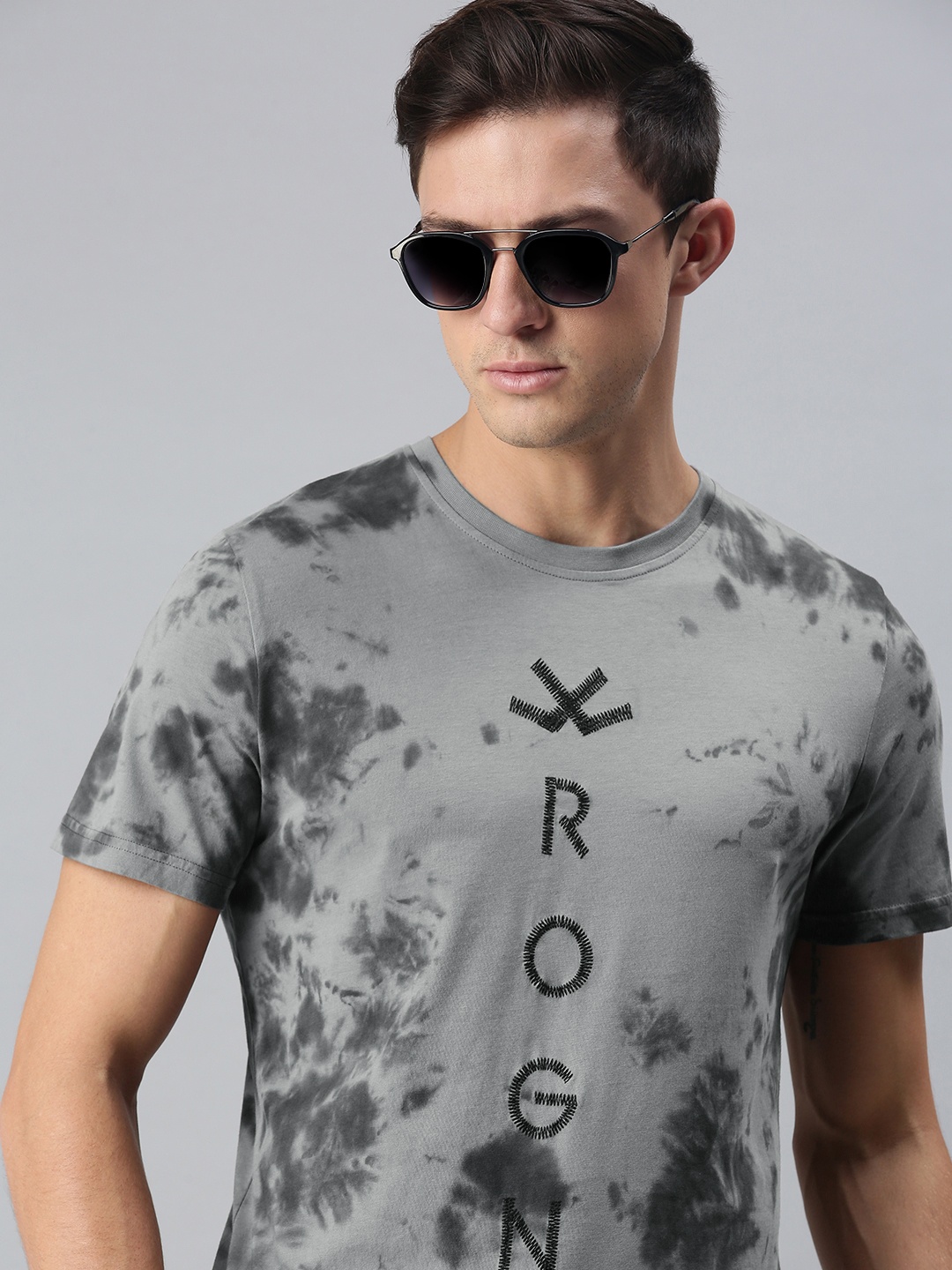 

WROGN Men Grey & Black Dyed Slim Fit Cotton T-shirt with Brand Logo Embroidered Detail