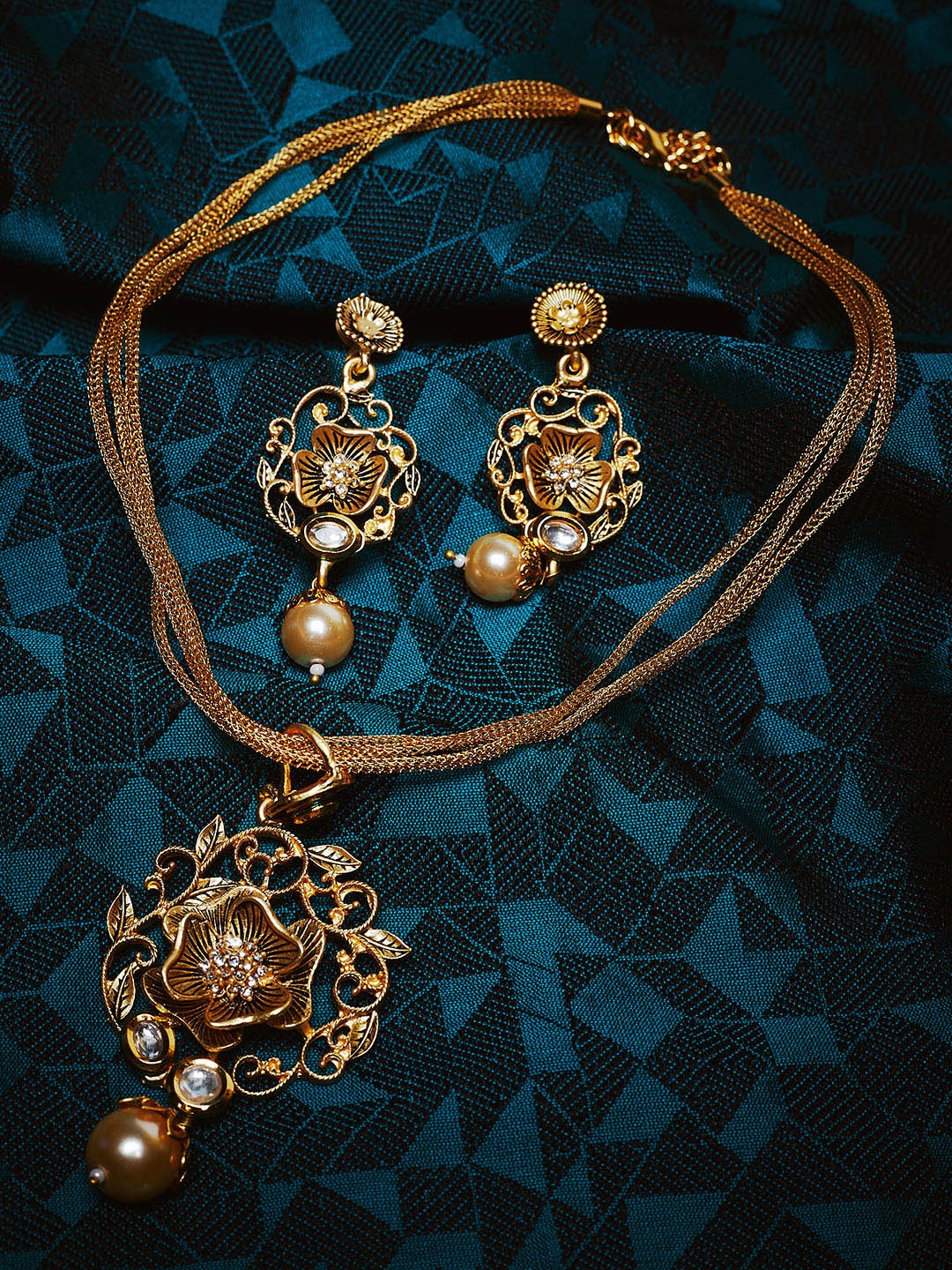 

PANASH Gold-Plated White Kundan-Studded & Beaded Floral-Shaped Antique Jewellery Set