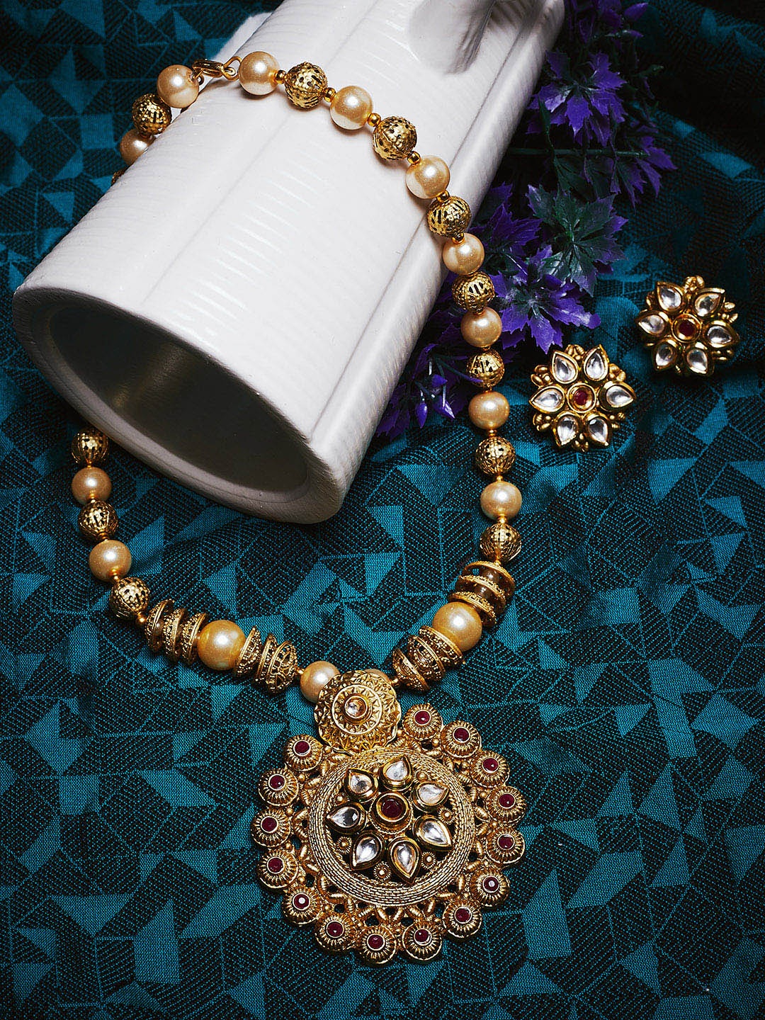 

PANASH Gold-Plated Off-White & Red Kundan-Studded & Beaded Handcrafted Jewellery Set