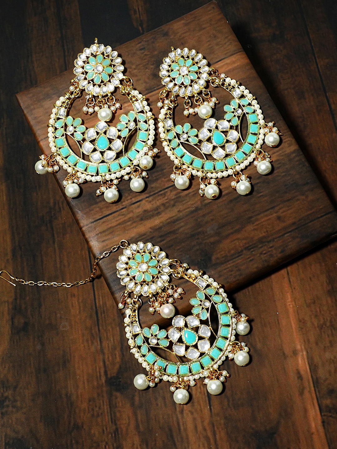 

KARATCART Sea-Green & White Gold-Plated Kundan-Studded Earrings & Maang Tika Set