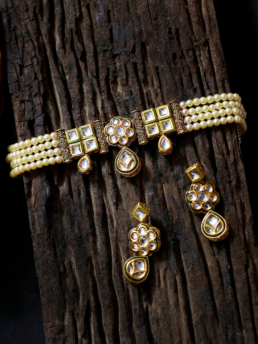 

KARATCART Gold-Plated White & Green Kundan & Polki-Studded & Beaded Handcrafted Jewellery Set