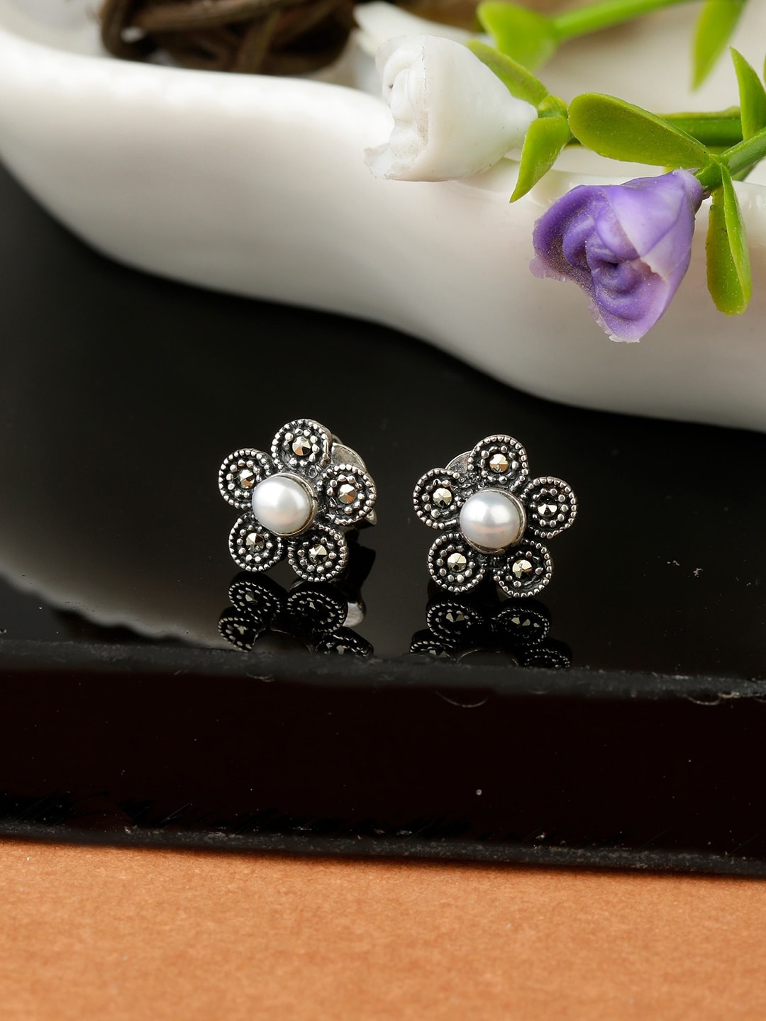 

GIVA 925 Sterling Silver Oxidised Pearl Flower Studs