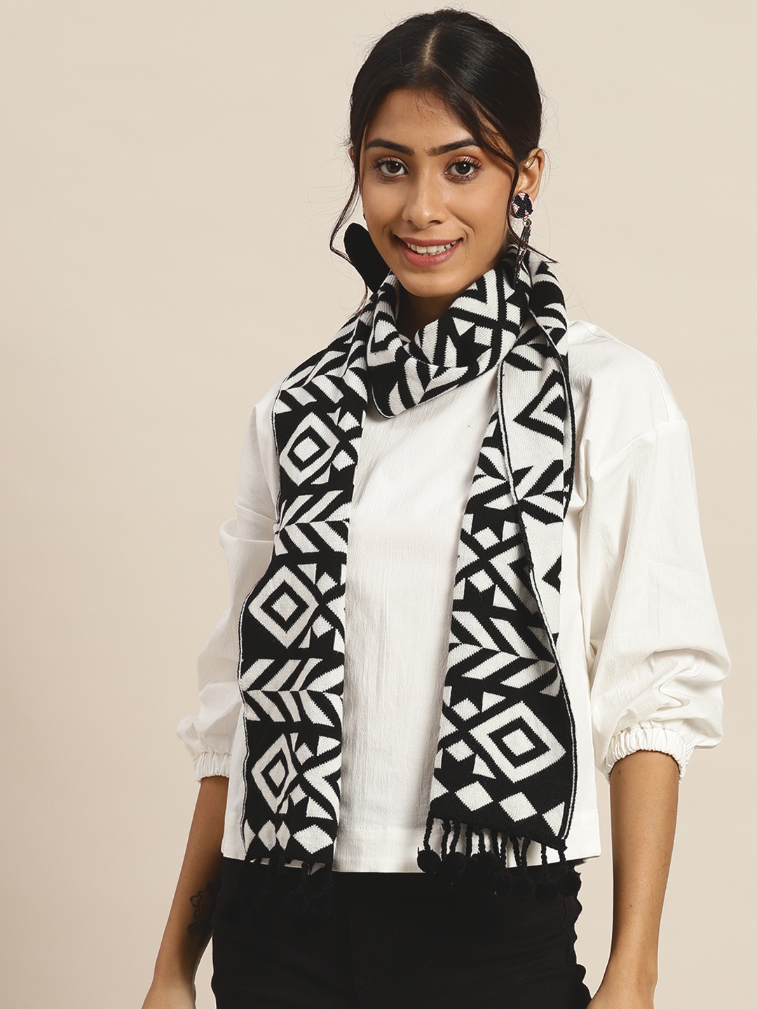 

Sangria Women Black & White Geometric Print Stole
