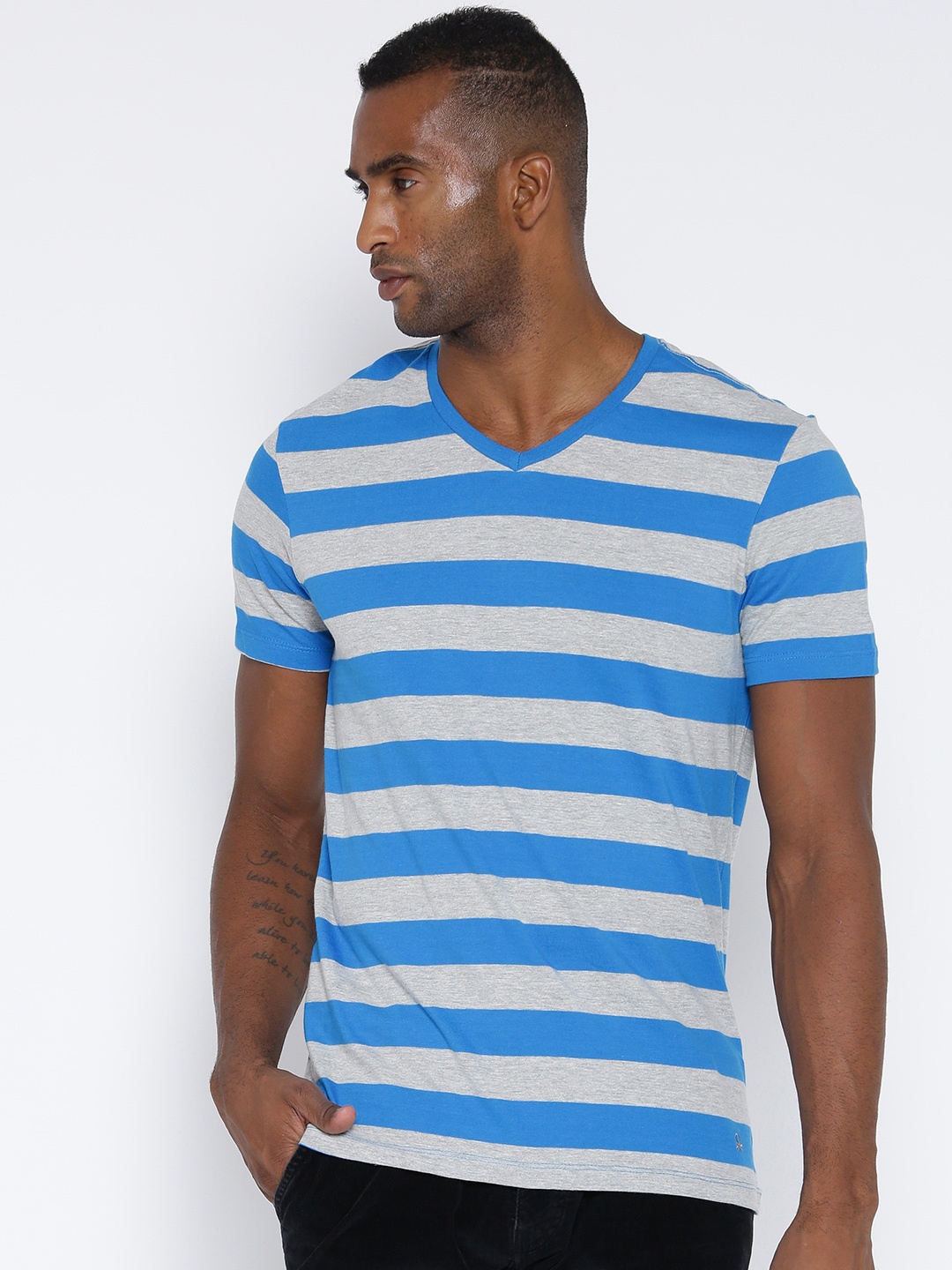 

Undercolors of Benetton Men Blue Striped V-Neck T-shirt