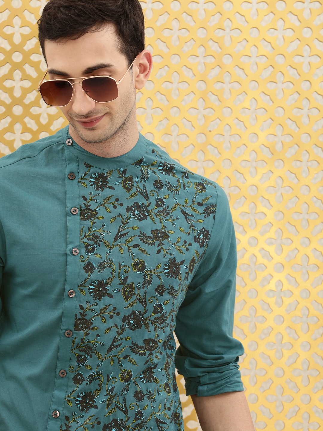 

Ode by House of Pataudi Men Teal & Black Floral Printed Rozana Kurta