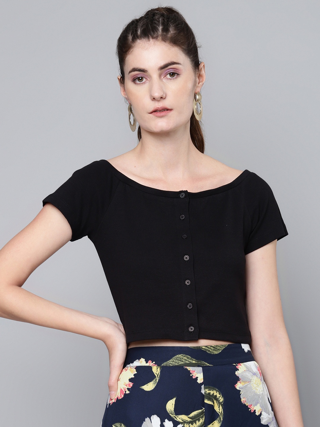 

SASSAFRAS Black Solid Boat Neck Cropped Top