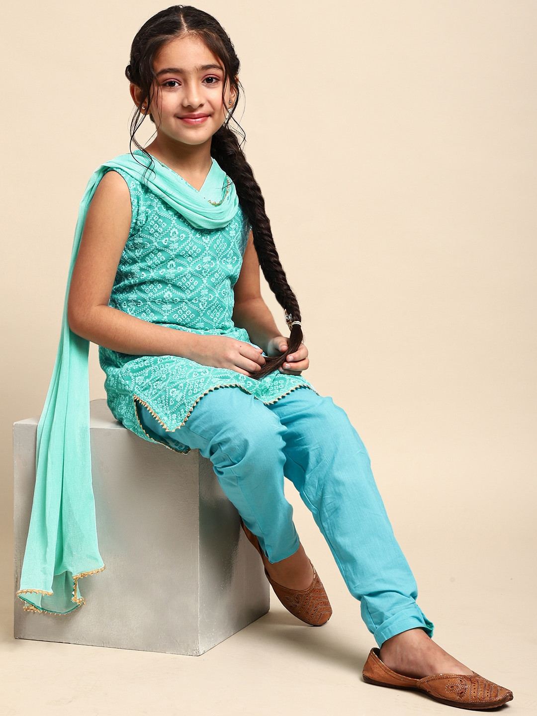 

House of Pataudi Girls Turquoise Blue Embroidered Regular Kurta with Pyjamas & With Dupatta