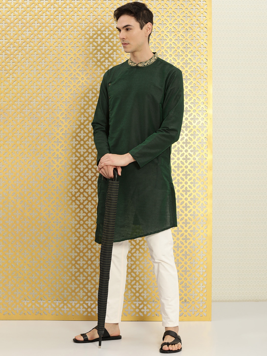 

Ode by House of Pataudi Men Green Solid Thread Work Angrakha Kurta