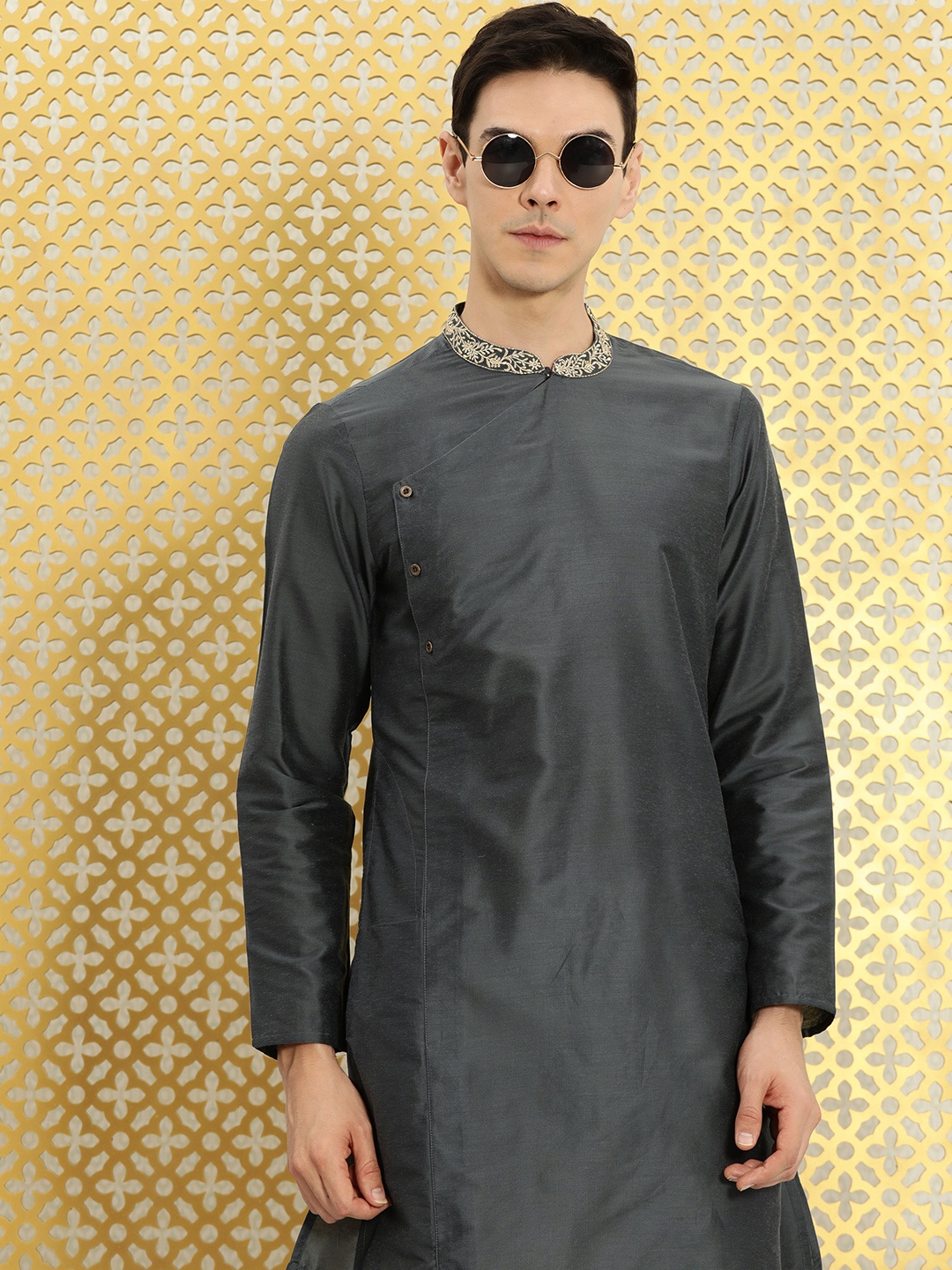 

Ode by House of Pataudi Men Charcoal Grey Solid Thread Work Angrakha Kurta