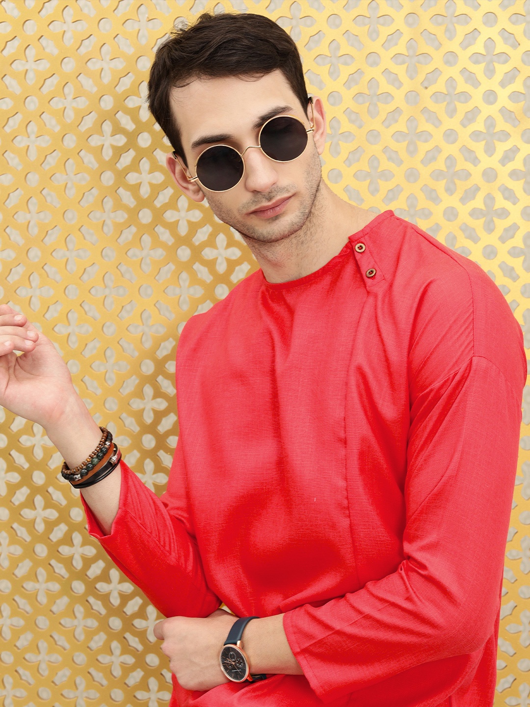 

Ode by House of Pataudi Men Red Solid Round-Neck Straight Rozana Kurta