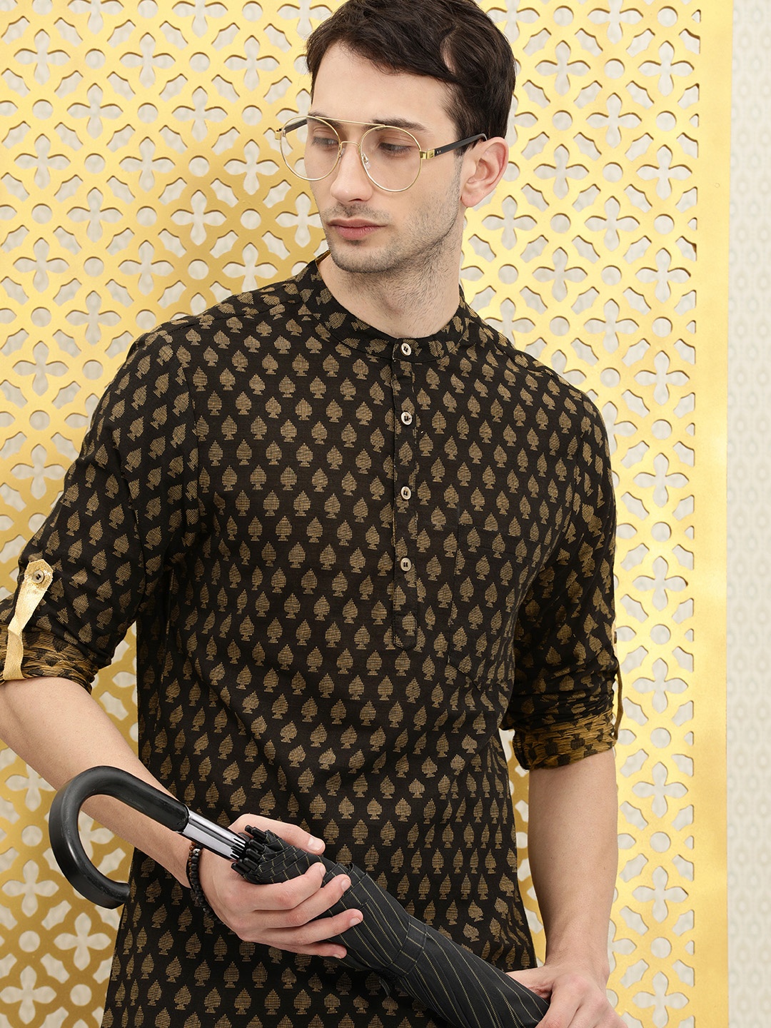 

Ode by House of Pataudi Men Black & Gold-Toned Roll-Up Sleeves Rozana Kurta