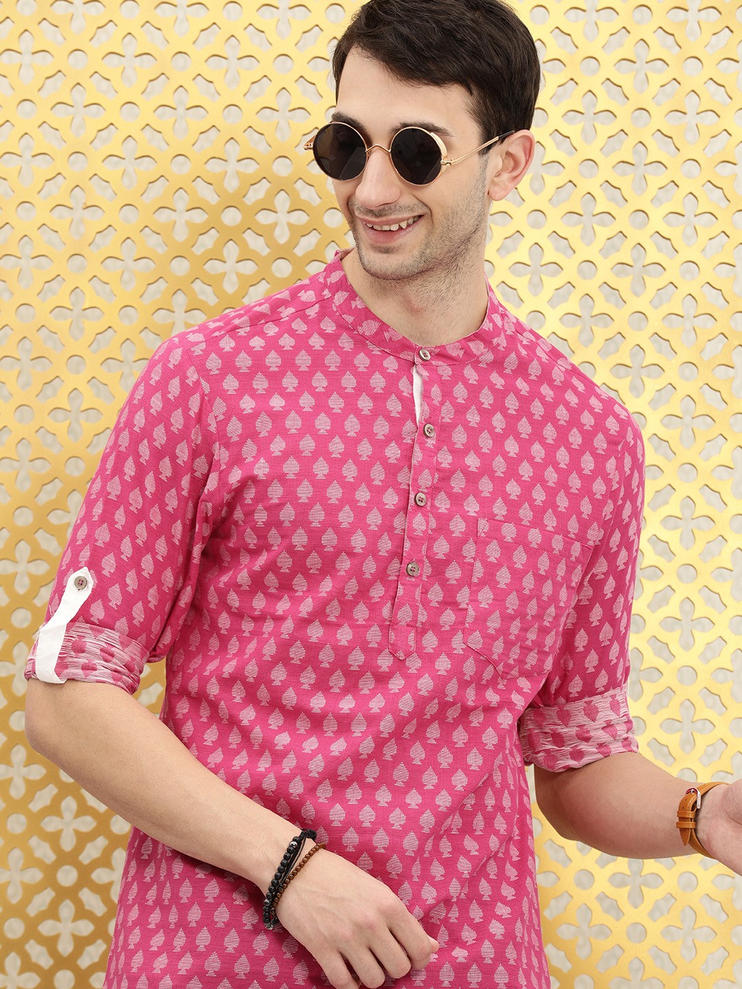 

Ode by House of Pataudi Men Pink & White Roll-Up Sleeves Rozana Kurta
