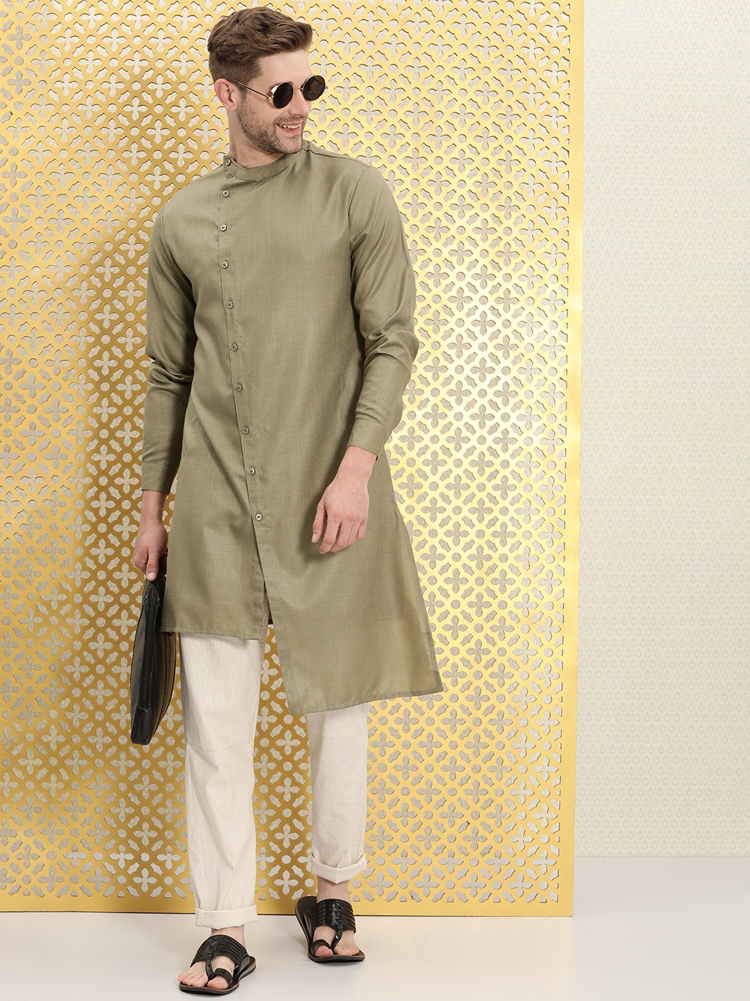 

Ode by House of Pataudi Men Olive Green Solid Mandarian Collar Kurta
