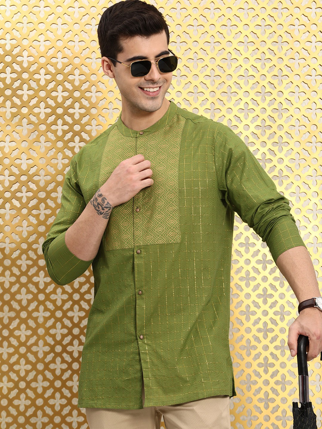 

Ode by House of Pataudi Men Olive Green & Gold-Toned Printed Jashn Kurta
