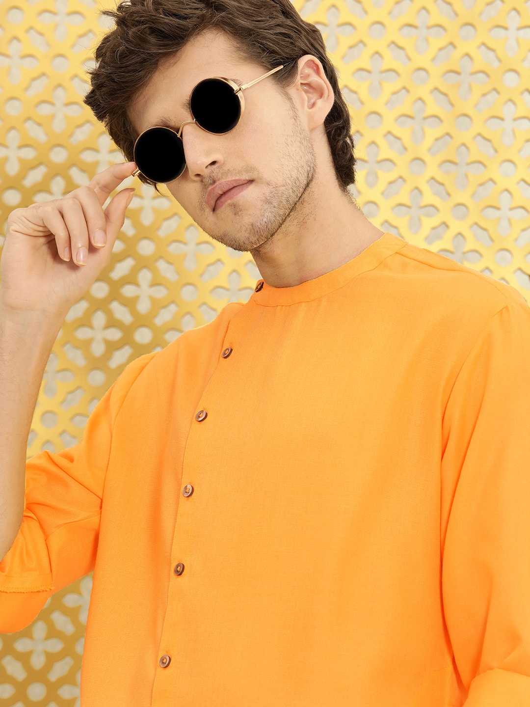 

Ode by House of Pataudi Men Yellow Solid Angrakha Rozana Kurta