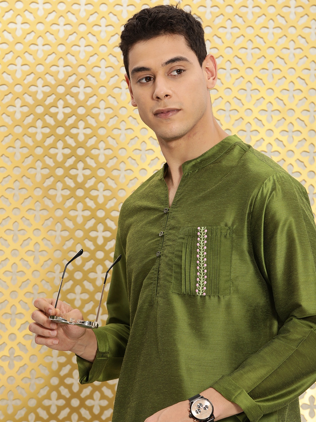 

Ode by House of Pataudi Men Olive Green Solid Rozana Kurta