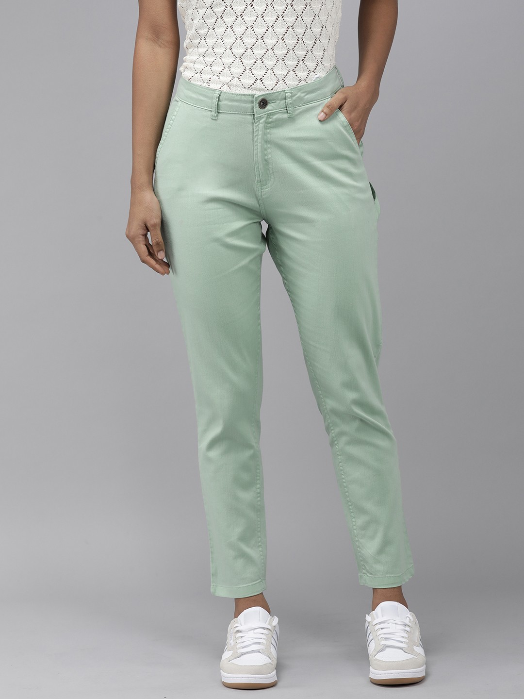 

The Roadster Lifestyle Co Women Green Solid Tapered Fit Trousers