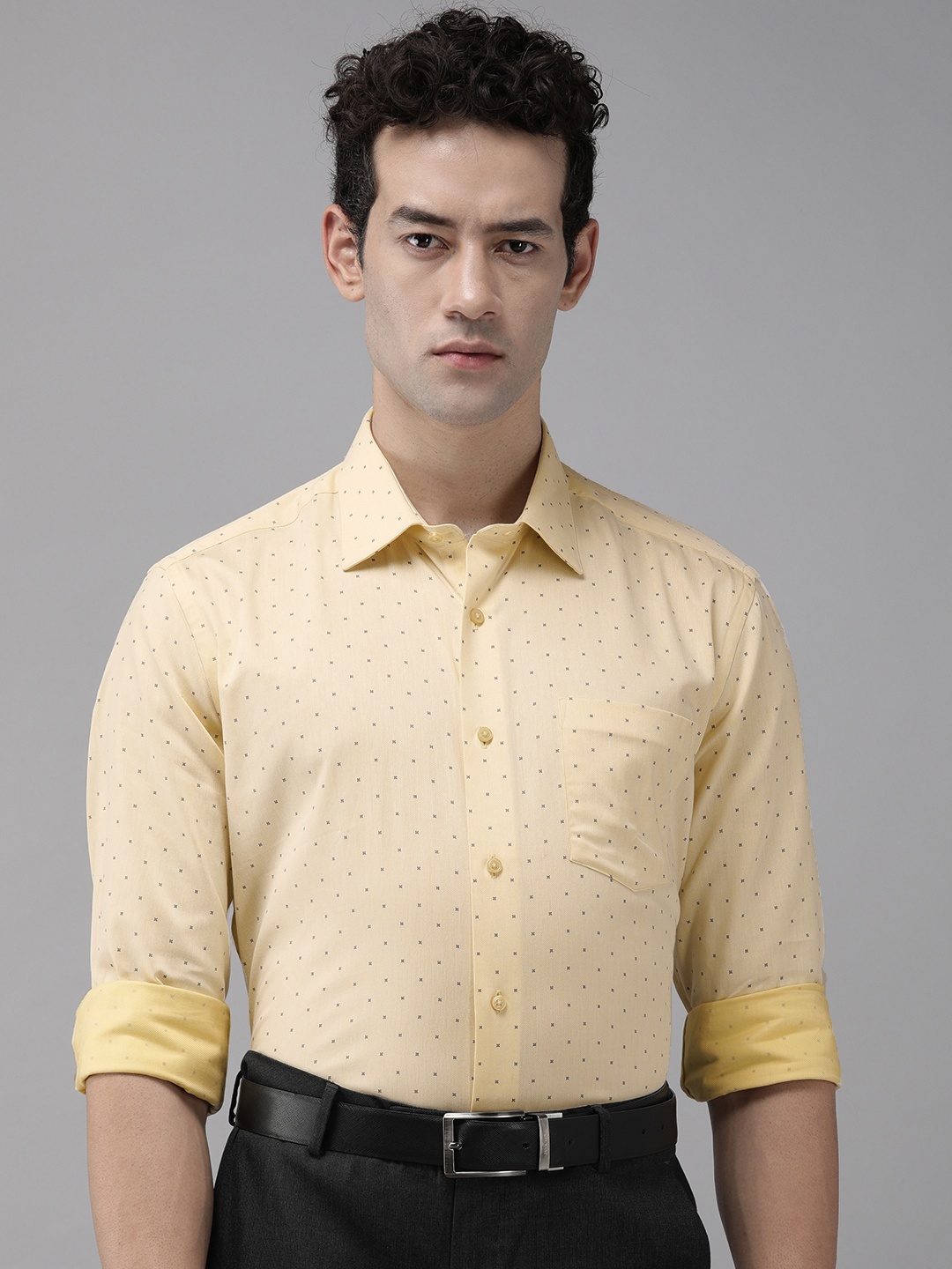 

Arrow Men Yellow & Blue Slim Fit Printed Formal Shirt