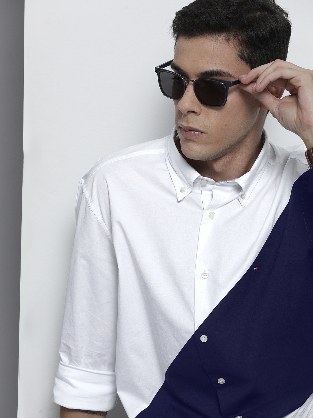 

Tommy Hilfiger Men White & Navy Blue Colourblocked Casual Shirt