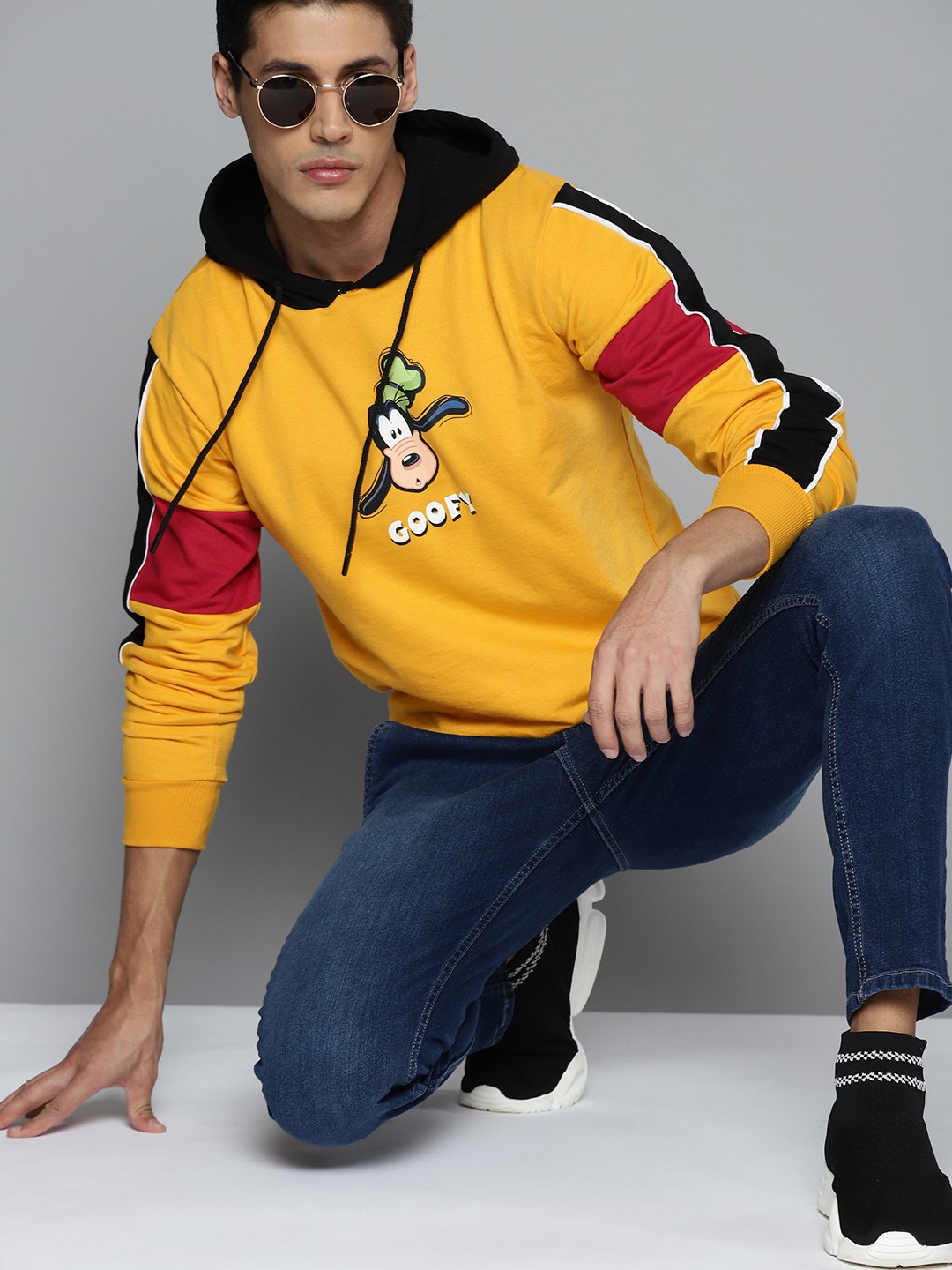 

Kook N Keech Disney Men Yellow & Black Goofy Print Hooded Sweatshirt
