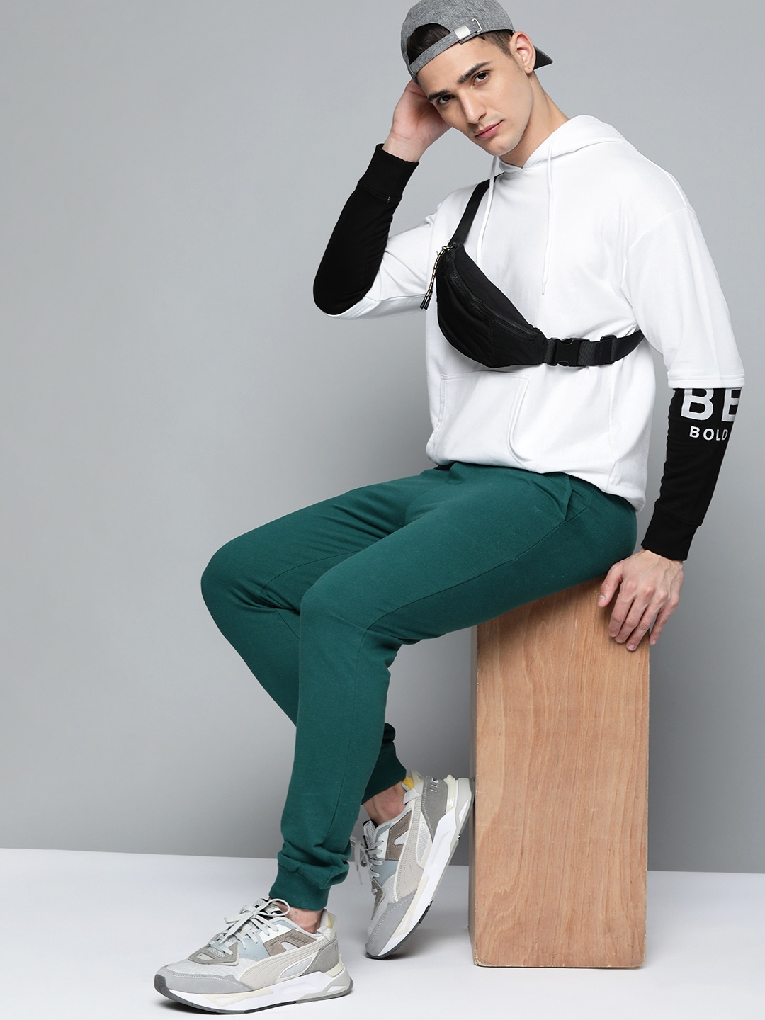 

Kook N Keech Men White & Black Solid Hooded Sweatshirt