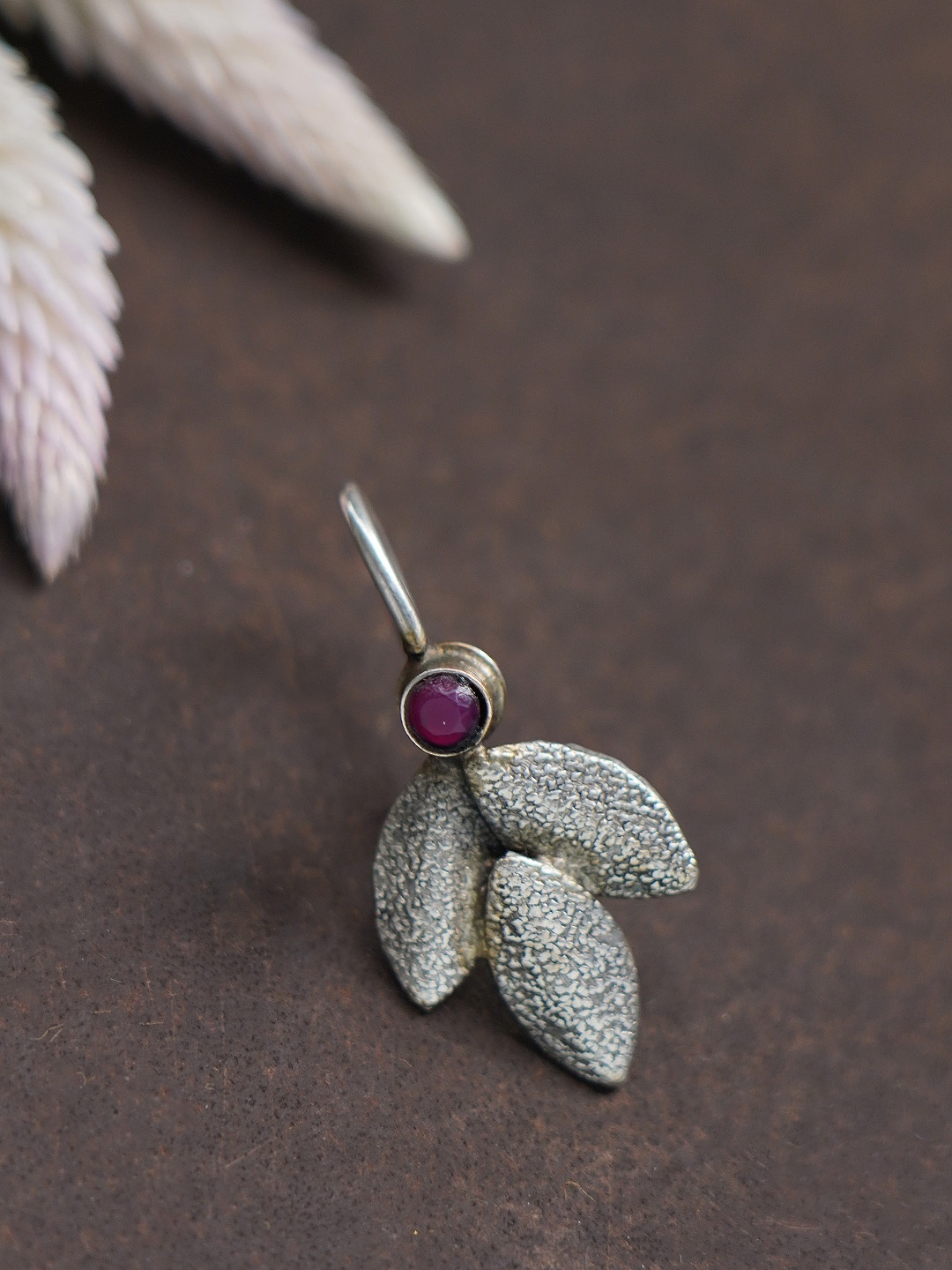 

FIROZA Silver-Toned & Pink Oxidised Studded Leaf Shaped Ear Cuff