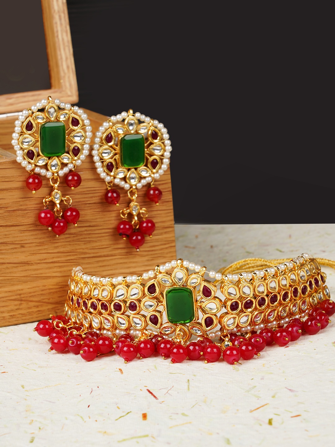 

FIROZA Gold-Toned & Red Kundan Studded & Beaded Vilandi Jewellery Set
