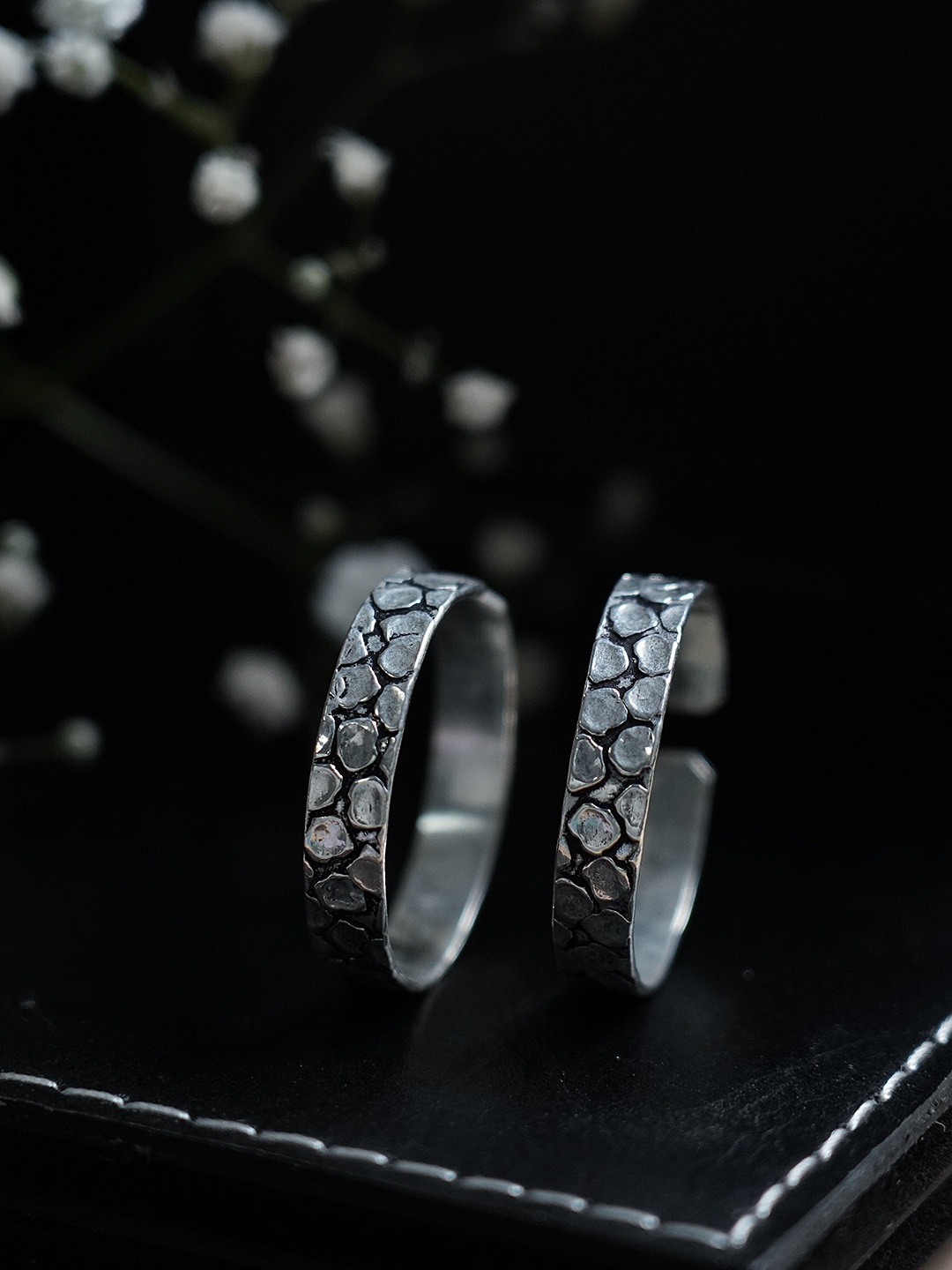 

FIROZA Set of 2 Silver-Toned & Black Oxidised Hammered Effect Adjustable Thumb Toe Rings