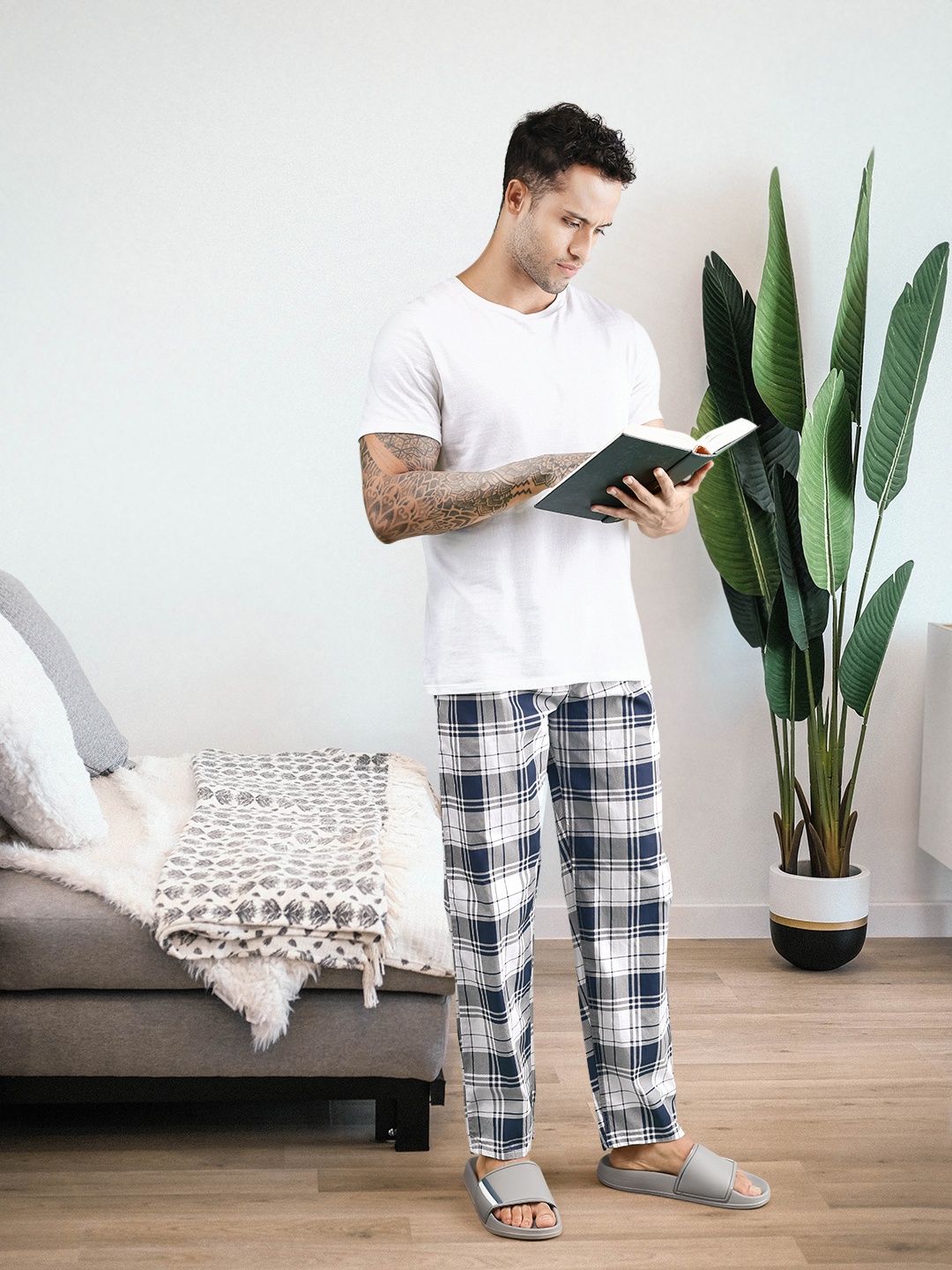 

The Indian Garage Co Men Navy Blue & White Checked Cotton Lounge Pants