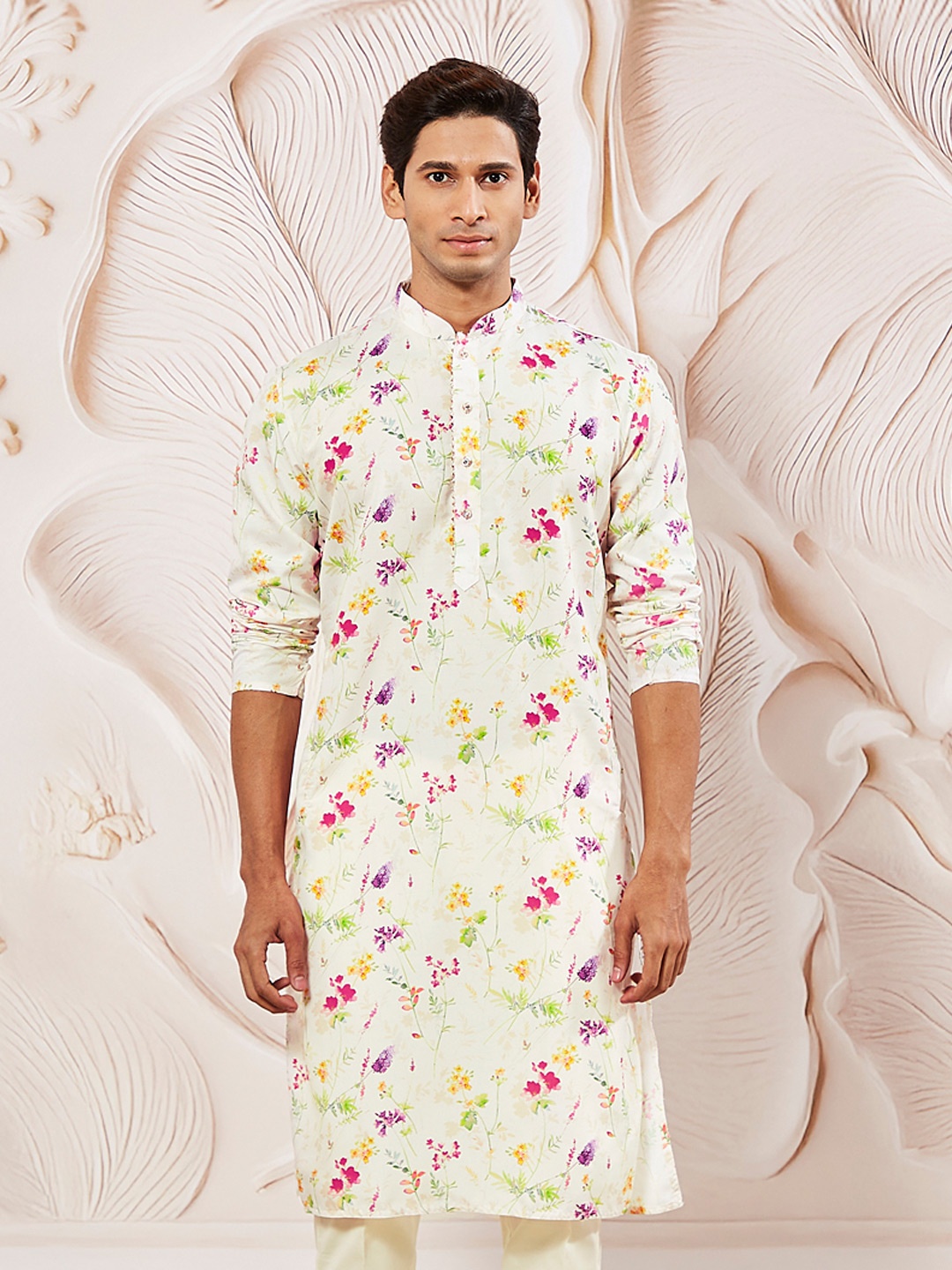 

VASTRAMAY Men Cream Floral Printed Kurta