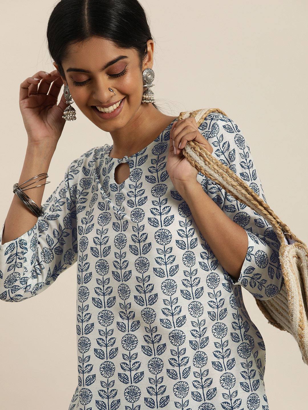 

Sangria Women Cream-Coloured & Blue Floral Printed Floral Kurta