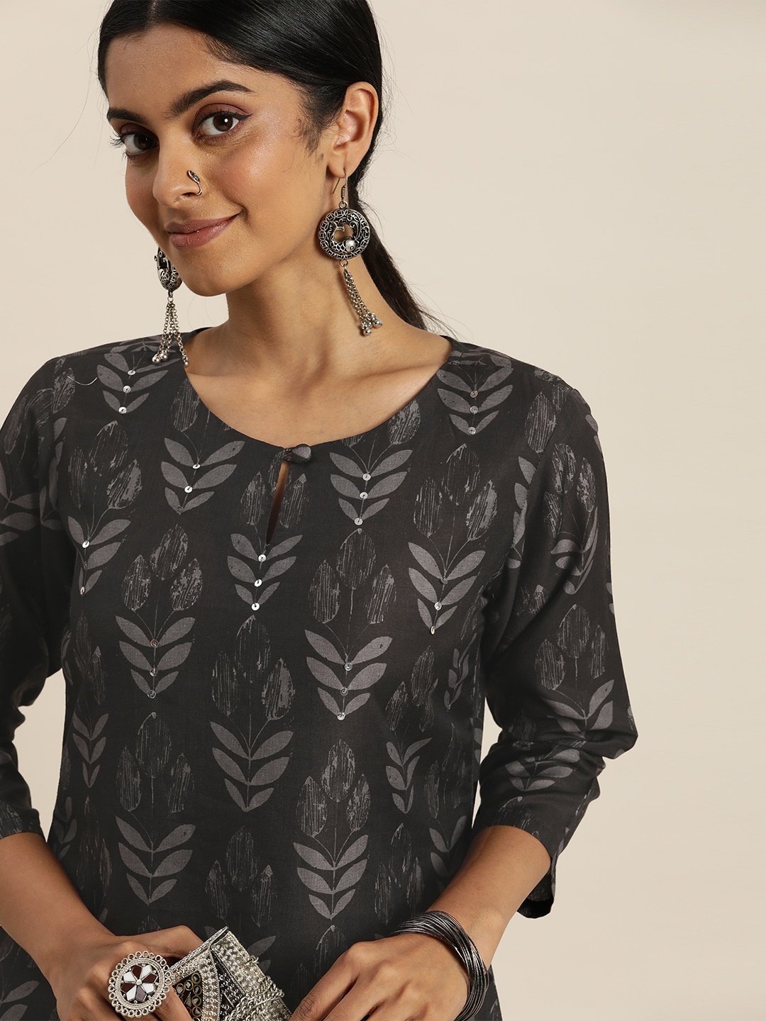 

Sangria Women Black & Grey Floral Printed Asymmetric Kurta