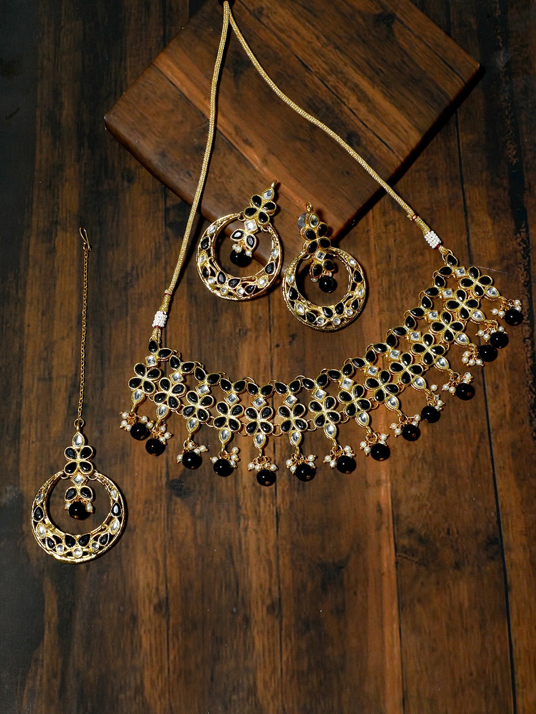 

KARATCART Gold-Plated White & Black Kundan Studded Handcrafted Jewellery Set