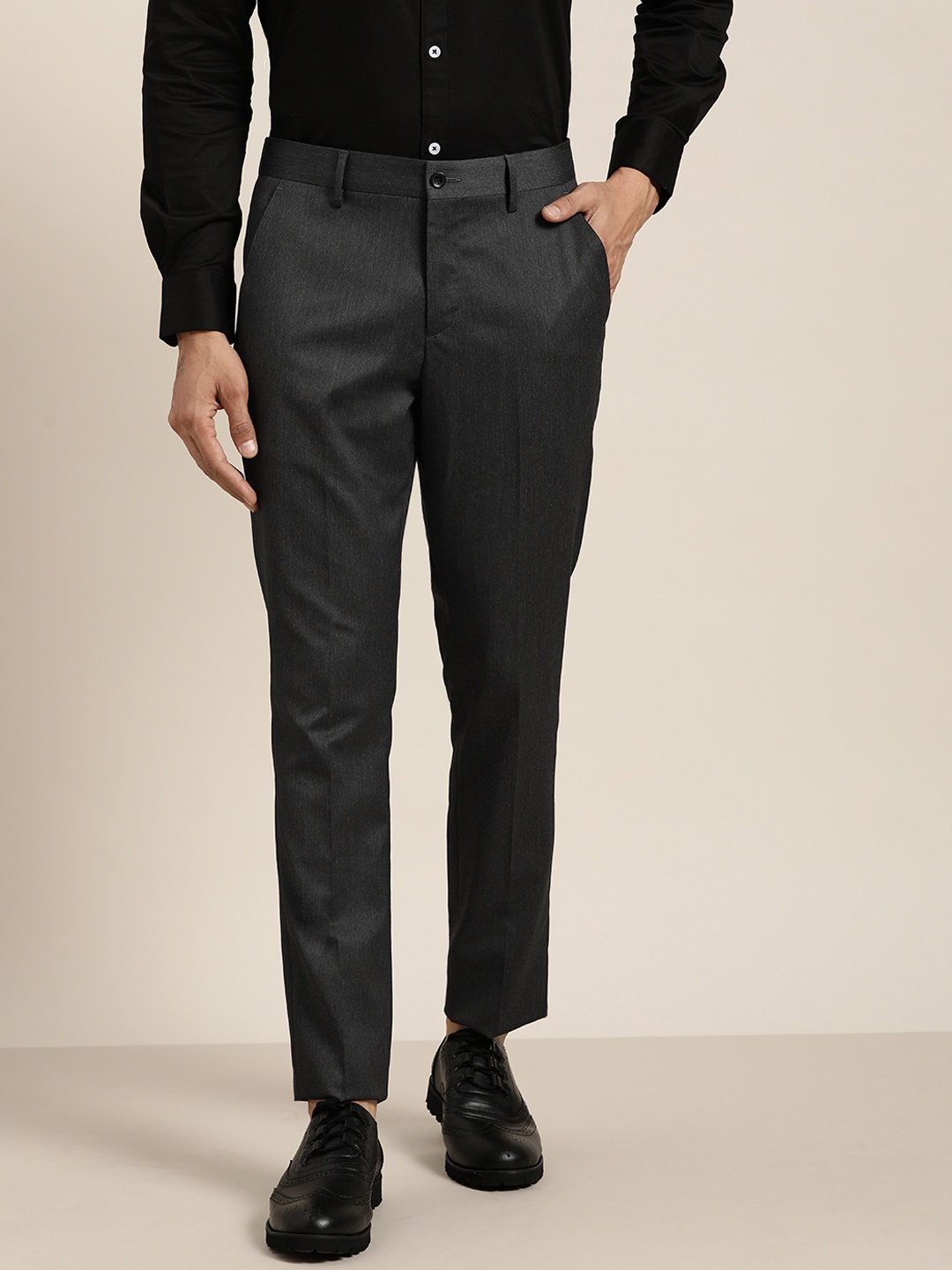 

INVICTUS Men Charcoal Grey Solid Slim Fit Formal Trousers