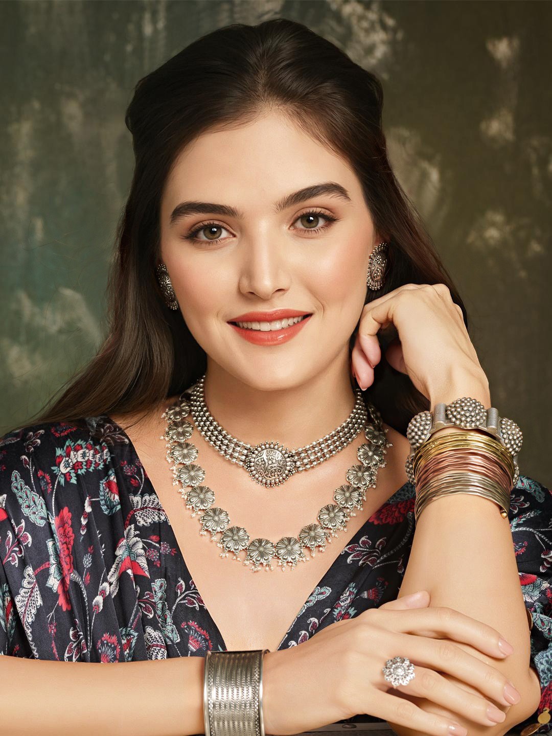 

Priyaasi Oxidised Silver-Plated Emerald-Studded Jewellery Set