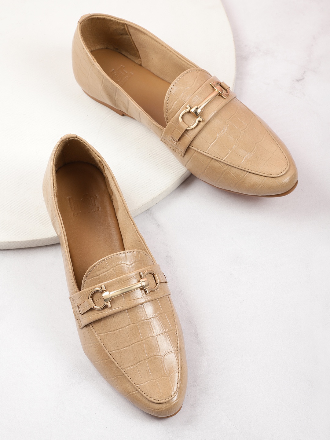 

her by invictus Women Nude-Coloured Croc Textured Loafers