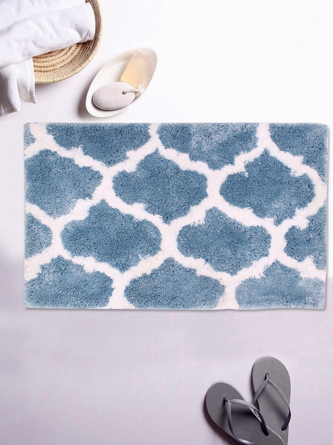 

AVI Living Blue & White Ethnic Motif 2600 GSM Anti-Slip Bath Rug