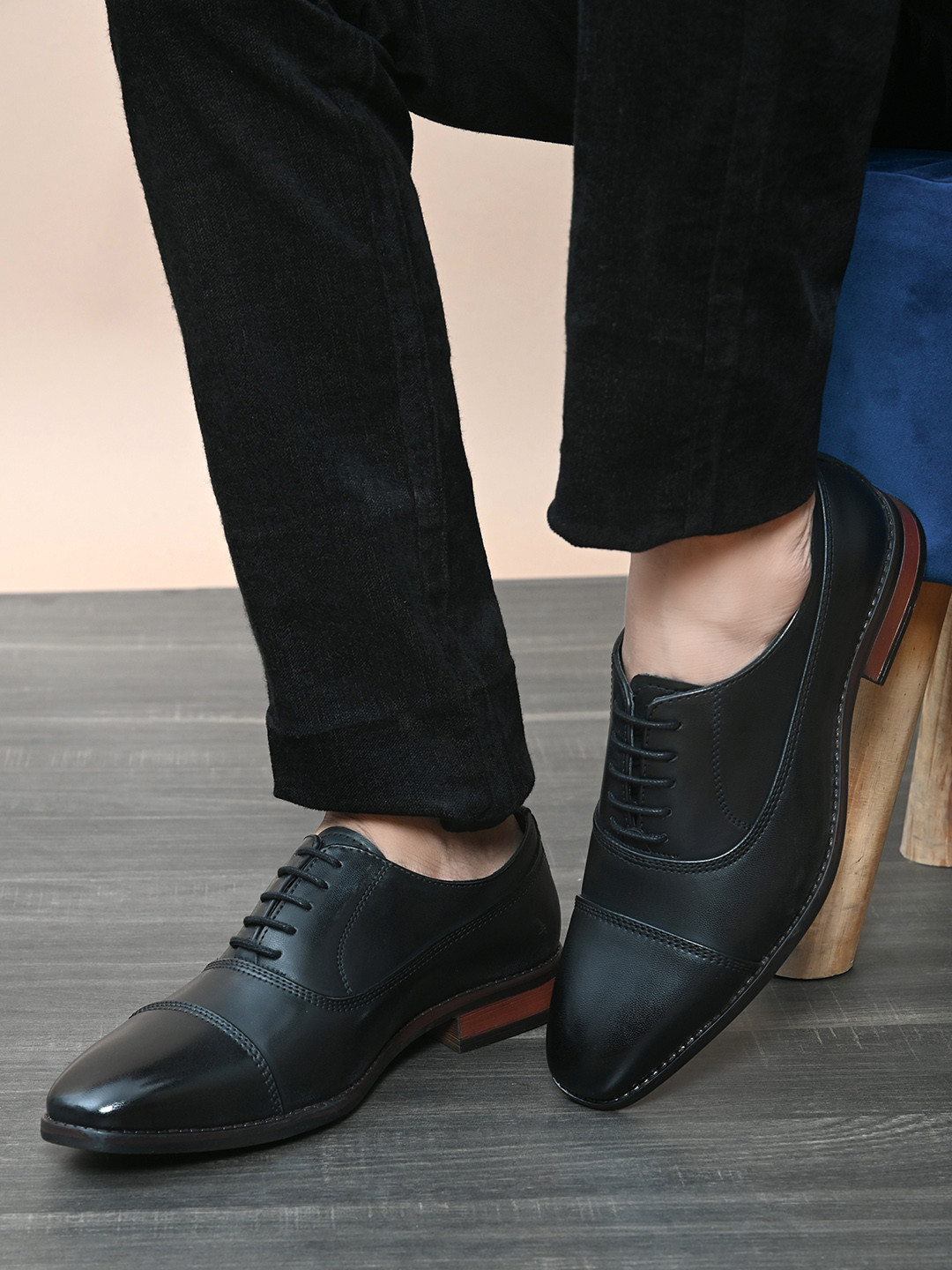 

San Frissco Men Black Solid Formal Oxfords