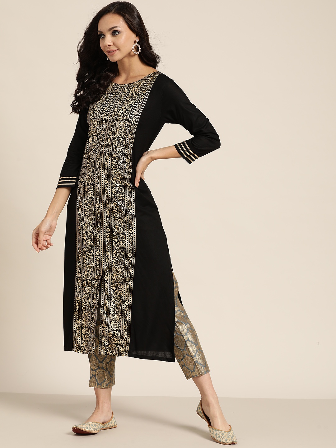 

Shae by SASSAFRAS Women Black & Golden Foil Print Panelled Liva Straight Kurta