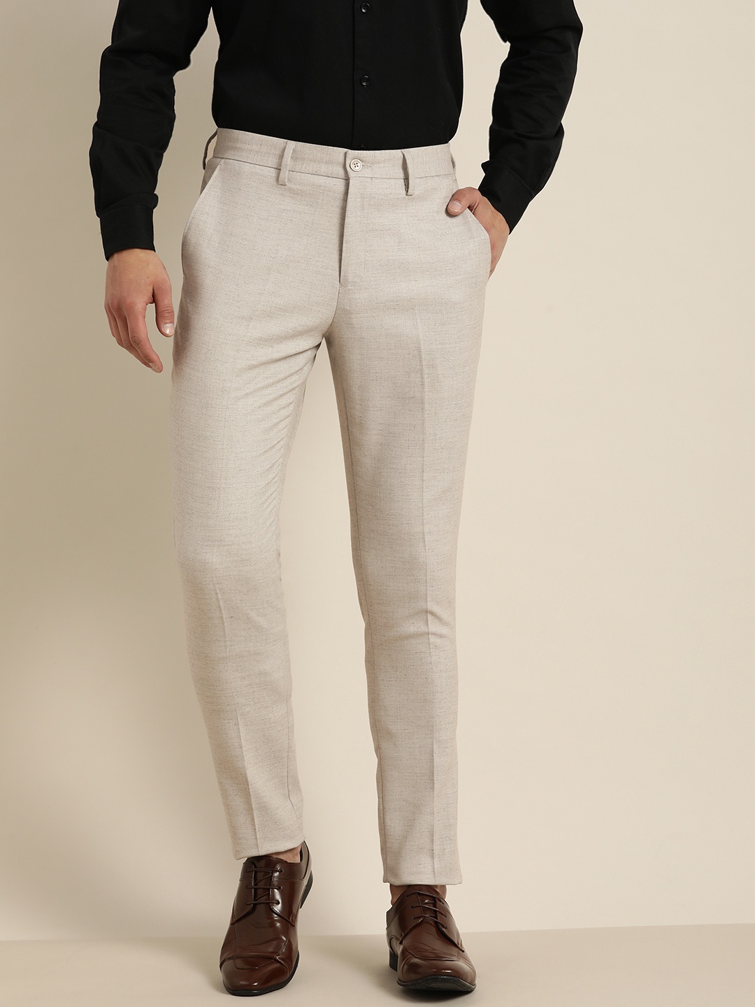 

INVICTUS Men Grey Solid Regular Fit Mid-Rise Plain Formal Dobby Stretchable Trousers