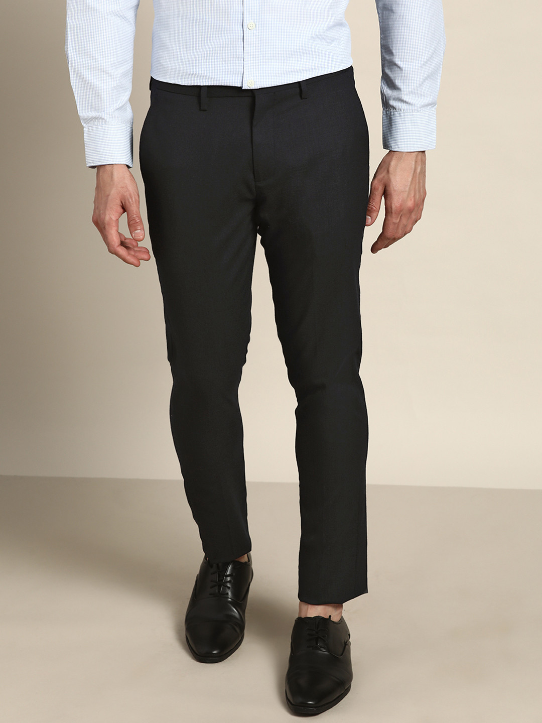 

INVICTUS Men Black Solid Slim Fit Trousers