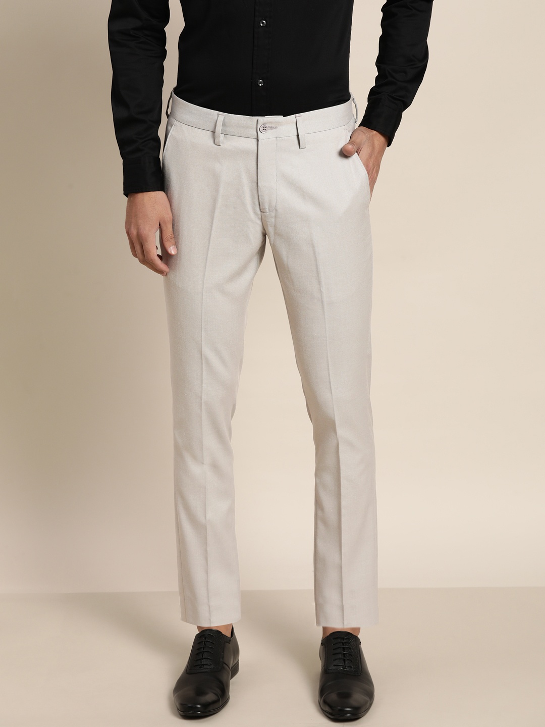 

INVICTUS Men Grey Textured Slim Fit Wrinkle Free Smart Casual Trousers