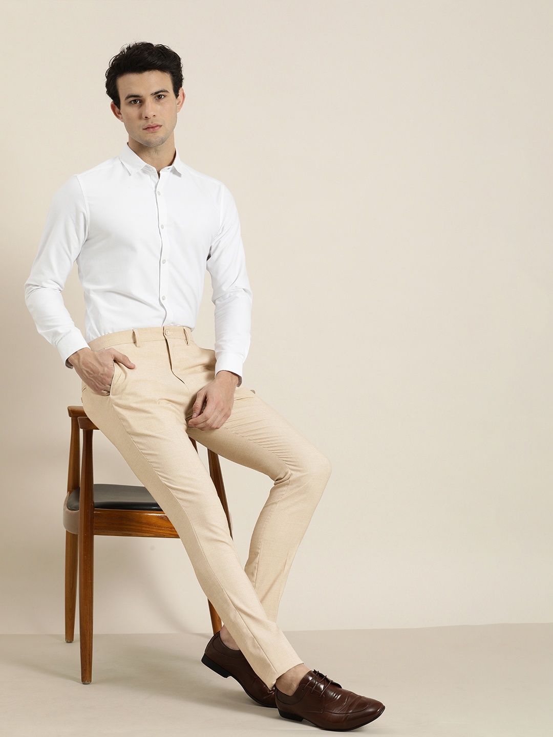 

INVICTUS Men Beige Solid Mid-Rise Formal Trousers